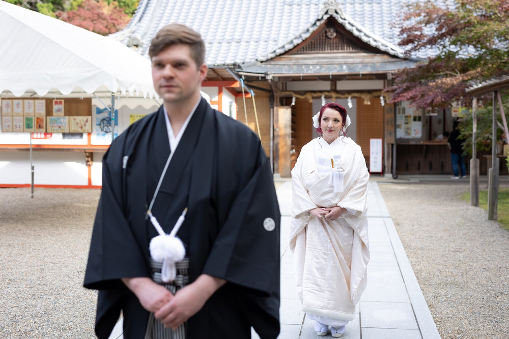 在神前婚禮上向神明獻唱的新娘