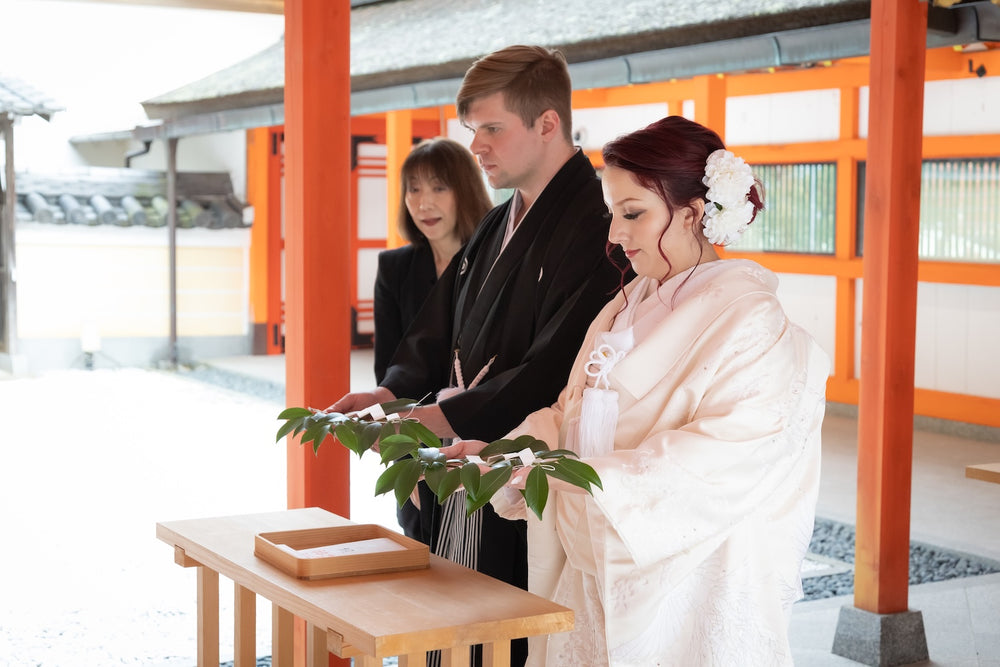 在神前婚禮上向神明獻唱的新娘