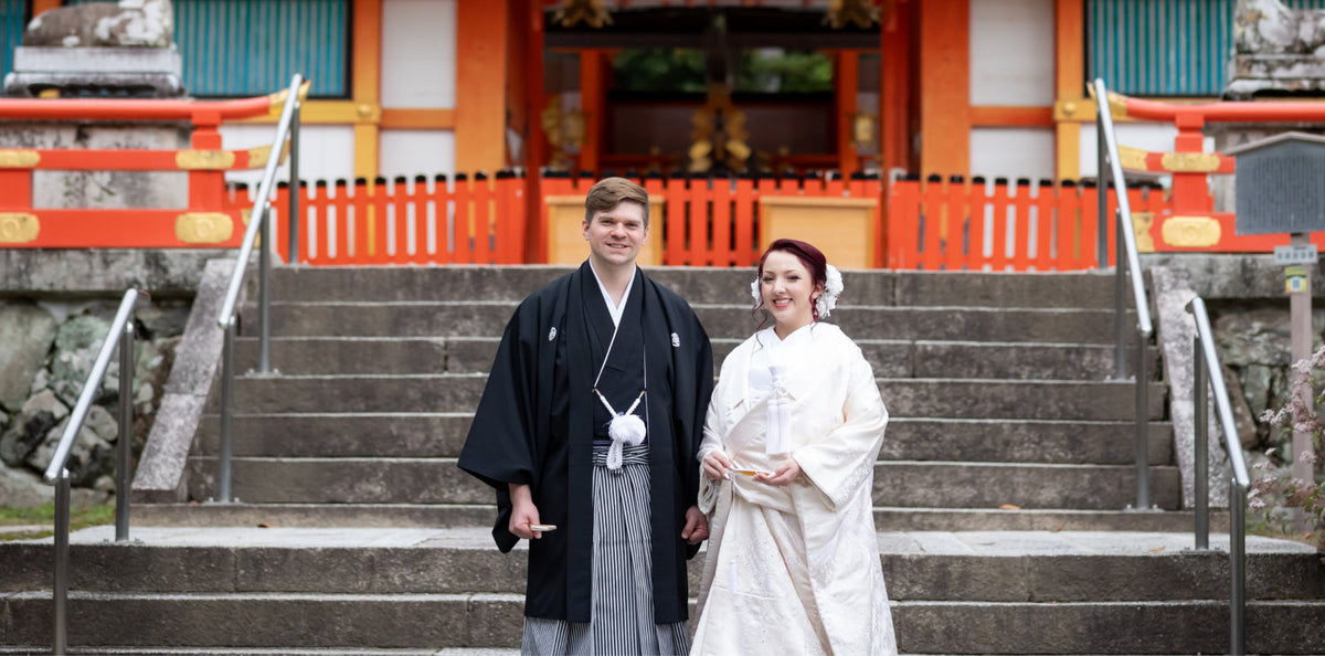 在神前婚禮上向神明獻唱的新娘