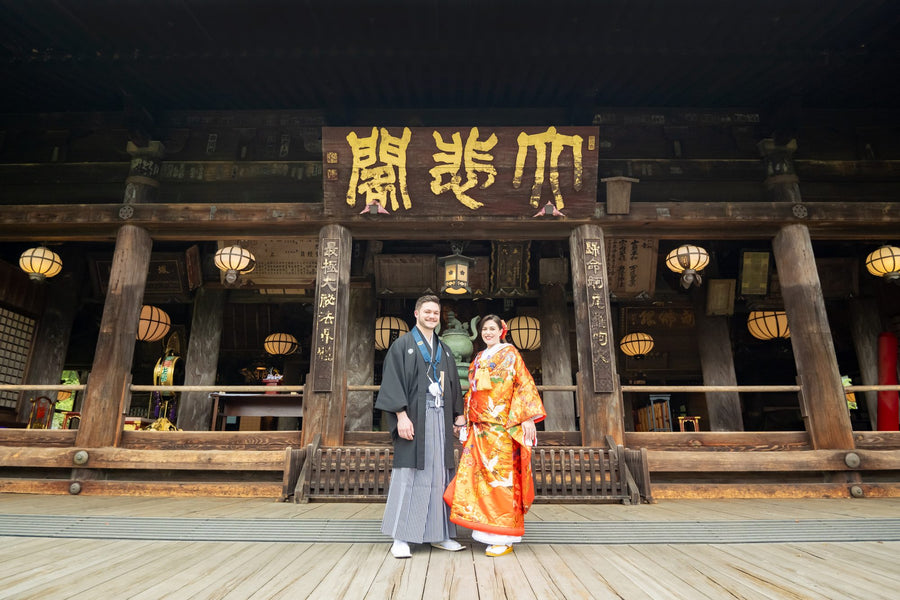 The couple on the stage of Hasedera's main hall, a National Treasure, beneath the Daihikaku tablet