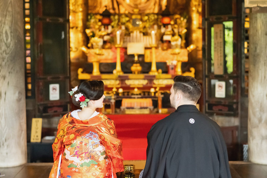 The couple before the eleven-faced Kannon in the inner sanctuary of Hasedera Temple