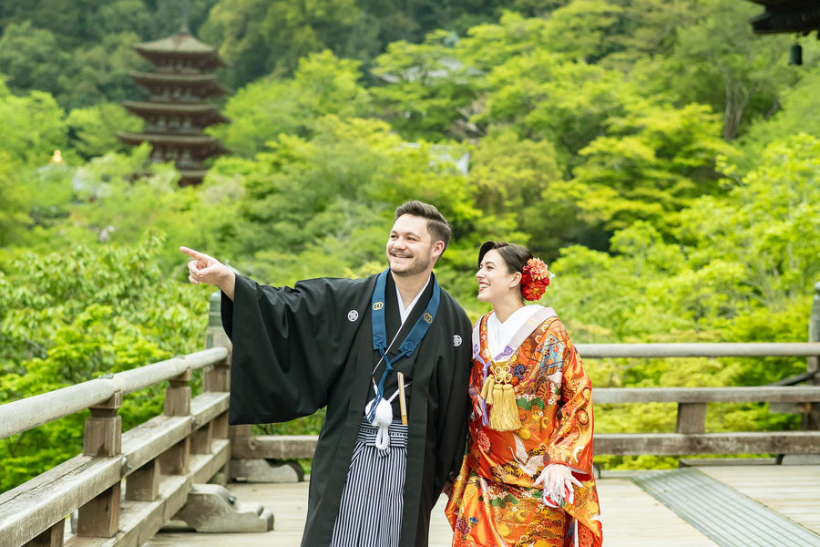 The groom pointing toward the five-storied pagoda, the bride looking up
