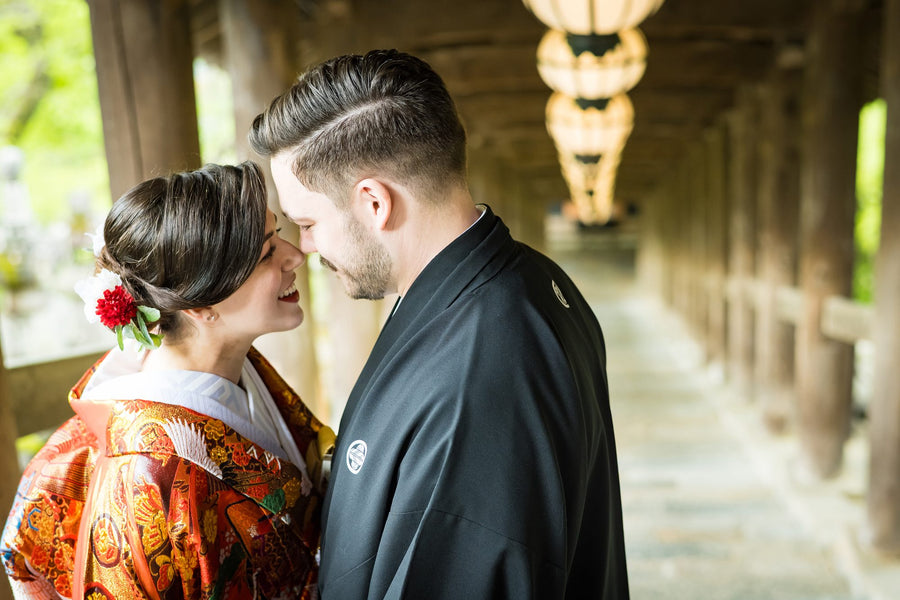 The couple with their foreheads close together in the temple corridor