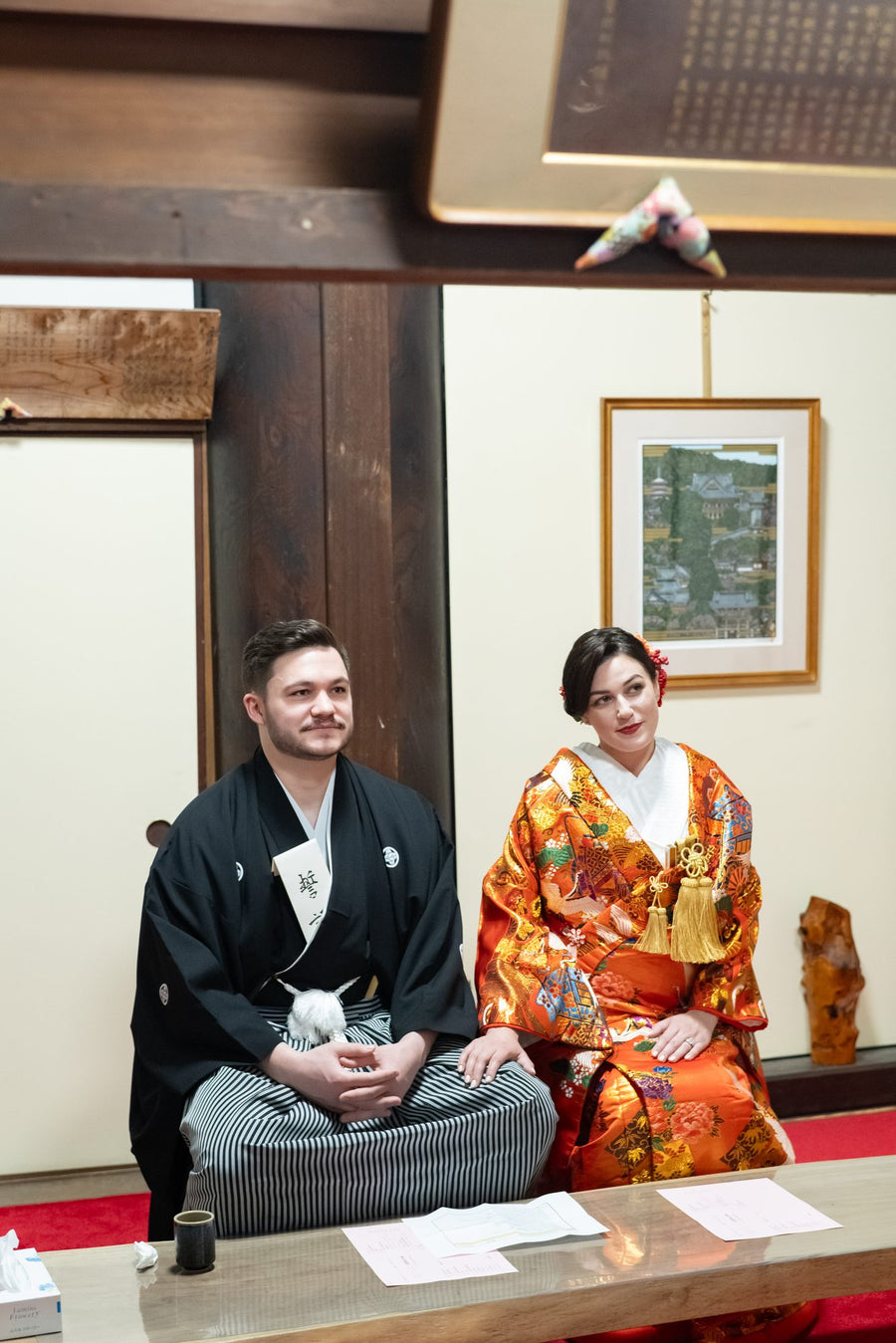 The couple seated in a tatami room, ready for the ceremony