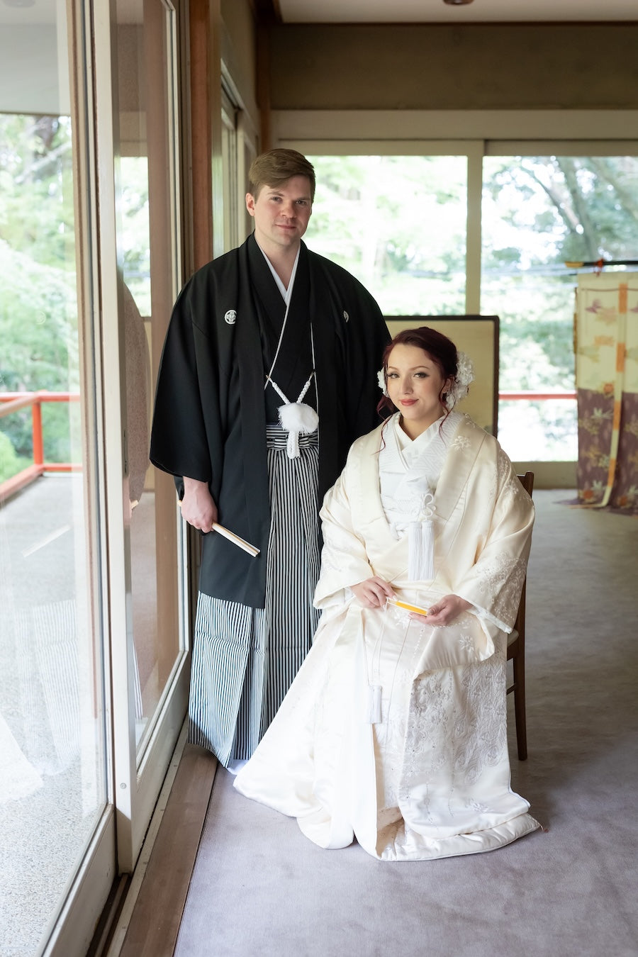 在神前婚禮上向神明獻唱的新娘