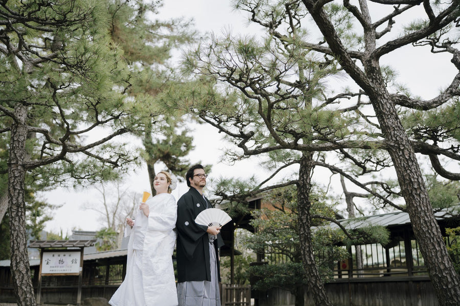 The couple with folding fans among the pines of Toyokuni Shrine